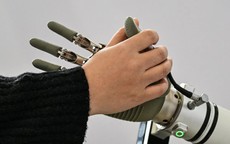 Ngày càng nhiều người coi chatbot AI là 'vợ', là 'bạn thân': “Cô ấy giúp tôi vui trở lại”