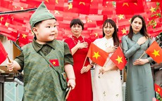 Hà Nội đang vào 'mùa đẹp nhất': Từ con ngõ nhỏ tới đường phố lớn rực sắc đỏ tự hào, người người cùng nhau ghi lại những khoảnh khắc đẹp nhất bên lá cờ Tổ quốc