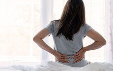 40 tuổi nhưng sáng nào ngủ dậy cũng đau lưng, tôi giật mình khi bác sĩ nói "mắc bệnh của người già"