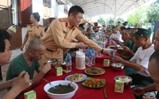 'Bữa cơm tri ân - Ấm áp nghĩa tình'