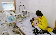 Bé 7 tháng tuổi ở Quảng Ninh suy hô hấp do bệnh sởi biến chứng nặng