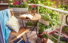 Mách bạn ý tưởng trang trí góc ban công thư giãn tại nhà đón hè mát rười rượi