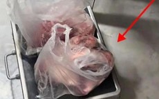 Đi ăn buffet, hai người đàn ông bị bắt quả tang có hành động 'đáng xấu hổ'