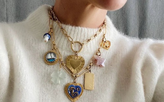 Vòng cổ đính charm, choker ngọc trai chiếm lĩnh bản đồ xu hướng phụ kiện