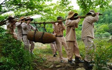 Phát hiện quả bom 'khủng' bên bờ suối