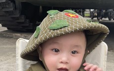 Hình ảnh đáng yêu của em bé 8 tháng tuổi được đi chơi lễ 30/4