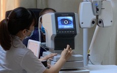 Suýt mù vì tự chữa mắt tại nhà, bác sĩ cảnh báo thói quen nhiều người dễ mắc