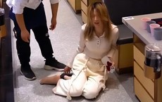 Cô gái khóc ngất giữa nhà hàng vì bị bạn trai bỏ, lý do phía sau gây tranh cãi