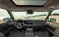 Giá lăn bánh Hyundai Santa Fe mới nhất giảm kỷ lục, rẻ hàng trăm triệu, thậm chí thấp hơn cả xe cũ, chỉ ngang Honda CR-V
