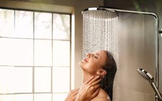 Các lợi ích tuyệt vời khi tắm bằng vòi hoa sen không phải ai cũng biết