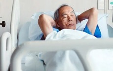 Cha già tự hào có 3 con trai tiến sĩ gửi tiền hàng tháng, đến lúc nằm viện ông mới nhận ra bài học đắt giá