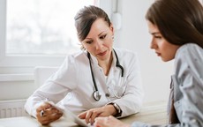 Vì sao thay đổi nội tiết tố dễ gây viêm âm đạo?