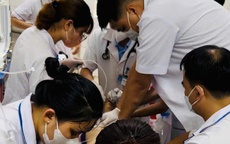 50 phút 'nghẹt thở' cứu sống ngoạn mục cụ bà 70 tuổi ngừng tim giữa chợ
