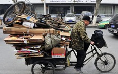 Ông lão ve chai đến dự đám cưới cháu bị cả họ dè bỉu vì bộ đồ rách: Đến lúc tặng quà, tất cả phải cúi đầu xấu hổ