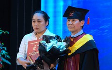 Chị gái bật khóc lên nhận bằng tốt nghiệp thay em đã mất