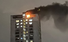 Lửa cháy đỏ rực, khói đen bốc cao từ tầng áp mái của chung cư tại Hà Nội