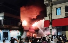 Cháy cửa hàng phụ tùng xe máy điện, lửa lan sang 3 nhà bên cạnh