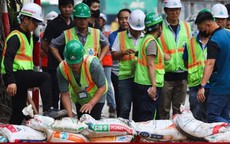 Bùn phun cao nửa mét trên phố Cát Linh, nhiều hộ phải di tản