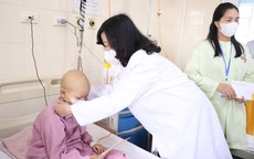 Bộ trưởng Bộ Y tế Đào Hồng Lan thăm và tặng quà các bệnh nhi tại Bệnh viện K nhân dịp Quốc tế Thiếu nhi