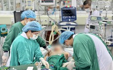 Người đàn ông 31 tuổi nguy kịch sau 4 ngày mắc thủy đậu, gia đình xin đưa về