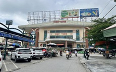 Chợ lớn nhất Bắc Trung Bộ 'cửa đóng then cài' giữa cao điểm chống hàng giả