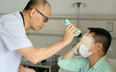 Người đàn ông 45 tuổi mù mắt sau khi đi thẩm mỹ xóa nhăn trán