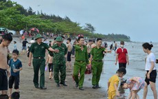 Sau phản ánh, rác tại bãi biển tự phát khu Rạng Đông ở Nam Định được xử lý