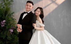 Chú rể Tuyên Quang ôm mặt khóc nức nở trong đám cưới, cô dâu liên tục vỗ về