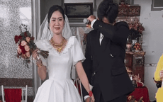 Chú rể Vĩnh Long khóc như mưa khi mẹ vợ trao con gái trên sân khấu cưới