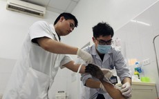 Nam thợ điện thoát chết sau khi bị điện giật cháy đen bàn tay