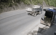 Khoảnh khắc xe taxi tông thẳng vào đuôi xe tải khiến 1 người tử vong ở Hòa Bình