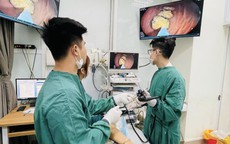 Người phụ nữ thường xuyên đau bụng, chán ăn thừa nhận thói quen ăn trái cây nhiều người hay mắc phải