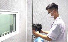 Người đàn ông 35 tuổi suýt điếc vĩnh viễn do làm điều này lúc đêm khuya