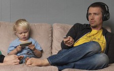 Mới 3 tuổi đã học nói câu 'đánh đòn', 5 tuổi đã tập 'hút thuốc': Đừng để con là 'bản sao lỗi' của người lớn