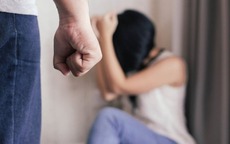 Nữ giáo viên bị chồng đánh mắng, bóp cổ, tát vào đầu vì hỏi 'ăn cơm chưa' không trả lời