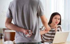Chồng tôi hào phóng với cả thiên hạ nhưng lại chi li đến phát sợ với vợ con