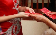 Tôi vay nợ để làm đám cưới, mẹ chồng đòi giữ tiền mừng