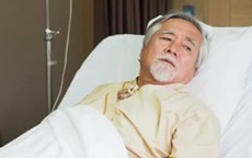 Bố bỏ rơi tôi từ nhỏ nhưng khi bị tai biến lại cầu xin tôi đến chăm
