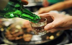 Hai người đàn ông tử vong bất thường nghi do uống rượu