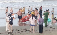 Công an xã liều mình cứu người giữa sóng dữ