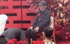 Cha đeo ống truyền dịch đến đám cưới con trai: 3 phút khiến cả hôn trường xúc động
