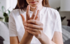 Người phụ nữ 31 tuổi ở Hà Nội bất ngờ liệt tứ chi từ dấu hiệu nhiều người Việt bỏ qua