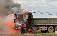 Video xe ben bất ngờ bốc cháy khi đang lưu thông tại Thanh Hóa