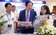 Báo Sức khỏe và Đời sống vinh dự đón các lãnh đạo cấp cao thăm quan gian trưng bày tại Hội Báo toàn quốc 2025