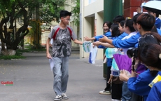 Sĩ tử hào hứng sau khi hoàn thành bài thi môn Ngữ văn kỳ thi tốt nghiệp THPT 2025