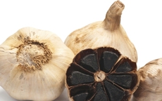 Những người nên hạn chế ăn tỏi đen