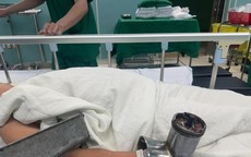 Người bán thịt vào cấp cứu do gặp nạn khi làm hàng cho khách