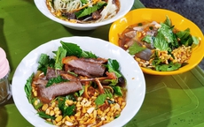 Quán nộm bò khô giá bình dân nổi tiếng 26 năm ở chợ Thanh Hà
