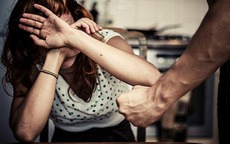 'Bữa sáng muộn' và cú đấm vào mắt vợ: Câu chuyện phẫn nộ phía sau cánh cửa gia đình