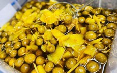 Chị em đua nhau mua sấu về ngâm, nhưng quên bước này dễ đổ bỏ vì sấu ngâm bị nổi váng